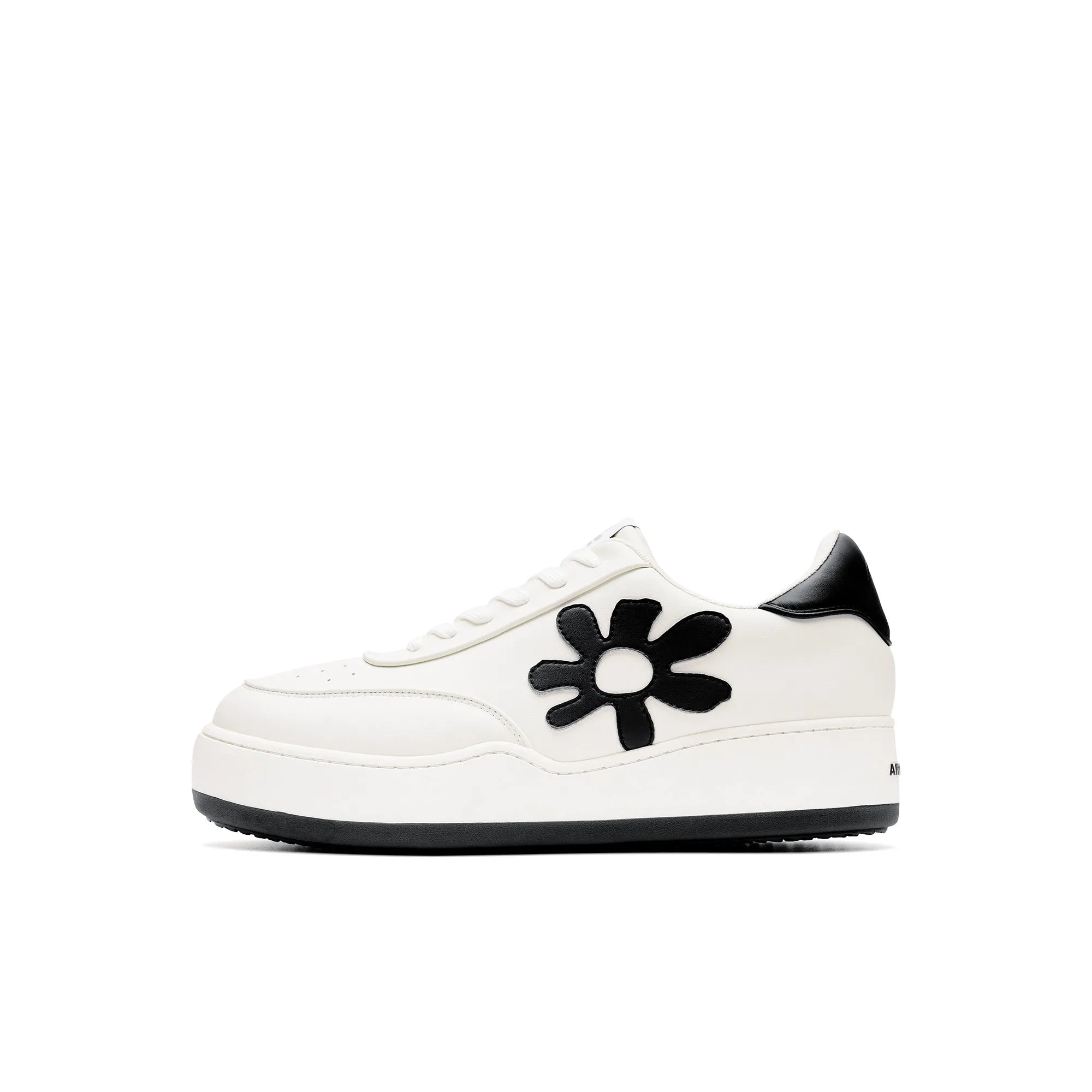 ARTICLE NO.   Low-Top Vegan Leather Trainers - White With Black