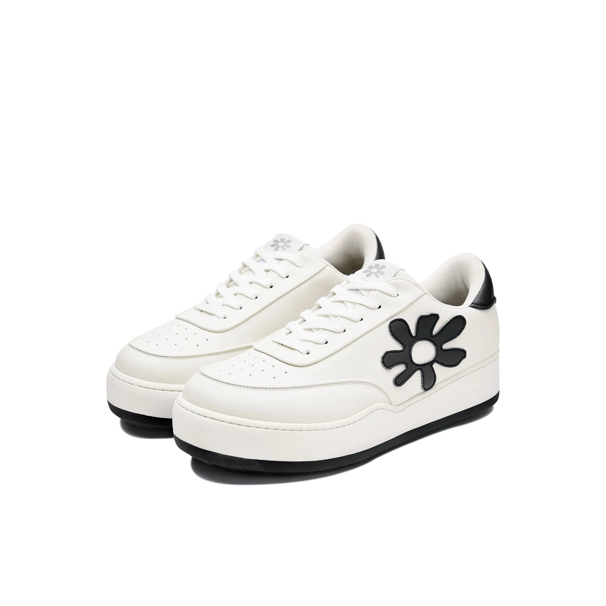 ARTICLE NO.   Low-Top Vegan Leather Trainers - White With Black