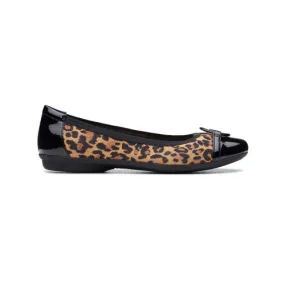 Clarks Women's Gracelin Wind Flat Leopard Print 8.5